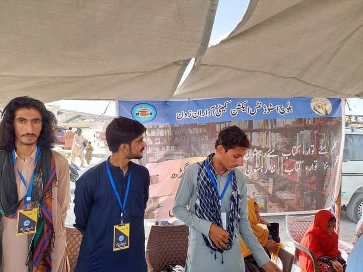 bsf_hub's tweet photo. بلوچ اسٹوڈنٹس ایشن کمیٹی آواران ھنکین ءِ نیمگ ءَ چہ دو روچی  کتابی مراگِش "مھرگڑھ کتاب کارروان" ءِ دیمدرائی بوتگ۔ اِے دیمدرائی ءِ مراگش ءَ آواران نادراجاہ ءِ ایم ایس ڈاکٹر امیربکش کمبرانی، عاپیہ جی ایم ءُ بساک ءِ بُنجاھی آرگنائزر ڈاکٹر شکیل بلوچ ساڈی بوتگ اَنت۔ https://t.co/1t53CIsXv0