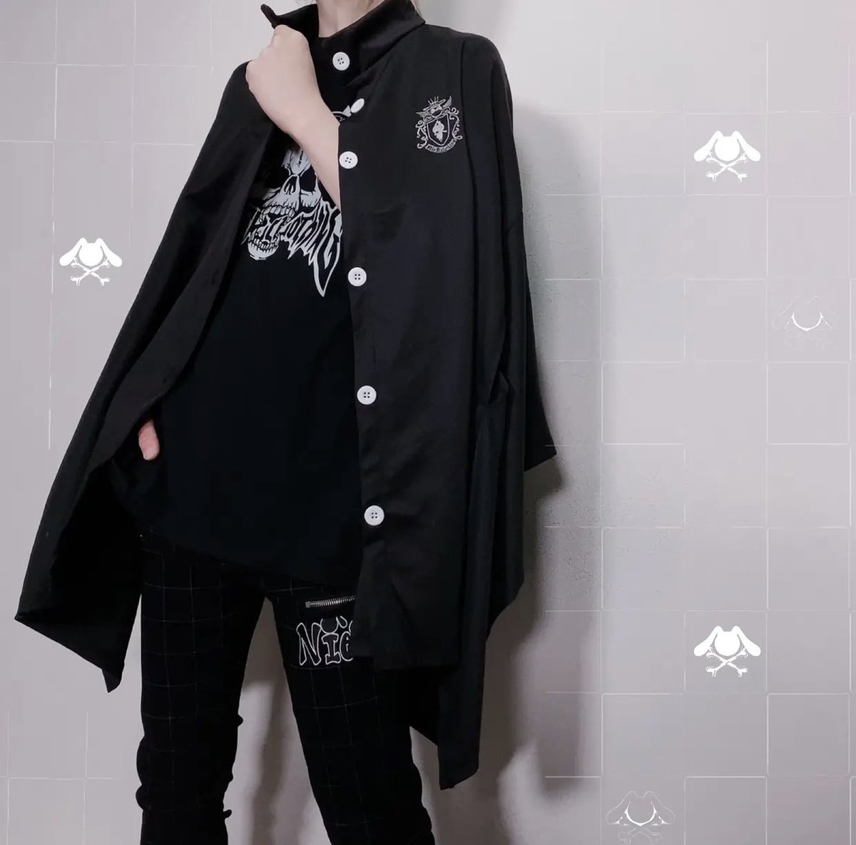 NieR_tokyo's tweet photo. 🎁本日〆切プレゼント企画🎁

【EMBLEM 3WAY CAPE OUTER】

🎁4名様にプレゼント🎁

ユニセックスアイテムです。

◼応募方法
フォロー(@NieR_tokyo) &amp; RT
◼締切〆  本日24時

※鍵垢の方も対象内です。
こちらの商品は〆切後販売予定となります。
是非ご参加ください🙇‍♂️🙇‍♀️ https://t.co/bRmQ90owIg