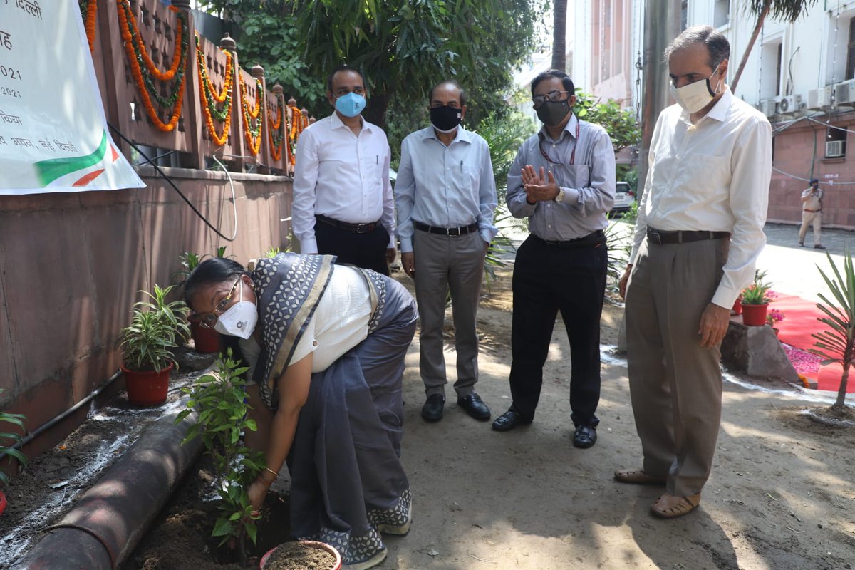 incometaxdelhi's tweet photo. To mark the celebrations on the occasion of 161st Income Tax Day, PCCIT Delhi and other senior officers planted saplings at Aayakar Bhawan New Delhi.
#IncomeTaxDay
#161yearsofITD
@IncomeTaxIndia https://t.co/9PU4tiEGxx