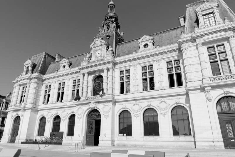 L_Moncondhuy's tweet image. Je condamne fermement les dégradations de l’Hôtel de Ville de #Poitiers et l'agression d'un agent municipal en marge des manifestations ce jour.
La liberté d’expression doit s’exercer dans le respect de l’Etat de droit et des personnes, et ne saurait justifier aucune violence.