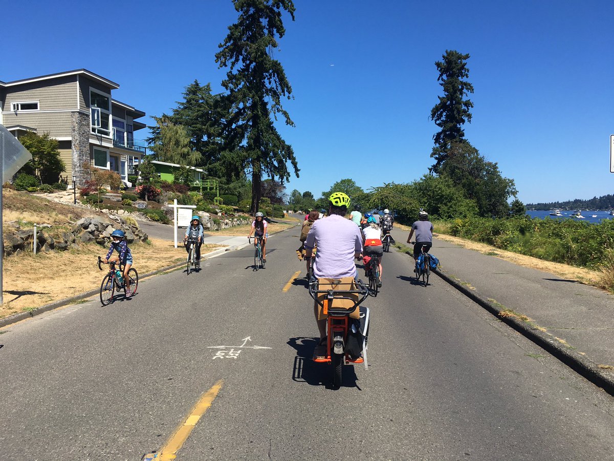 GordonOfSeattle's tweet photo. The Lake Washington #KeepMovingStreet is filled with happy families today. Thank you @CMTammyMorales @seattledot @SeattleParks @RVGreenways! Hope we can keep this amazing space open for people. https://t.co/4PM8amNpVG https://t.co/waoiwlDyxi