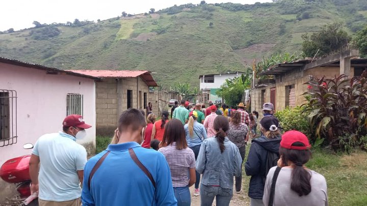 ASN_HC's tweet photo. #AsíLoDijo || @AngieQuintanaP1 "Desde los cerrillos recorriendo sector por sector, de la mano de nuestro pueblo valerano que esté #8Ago saldremos en familia a respaldar al candidato de la Patria @HugoCabezas78 Gobernador @AngieQuintanaP1 Alcaldesa"
#PSUV #25Jul #HugoEsAmor https://t.co/XooKljgpIS