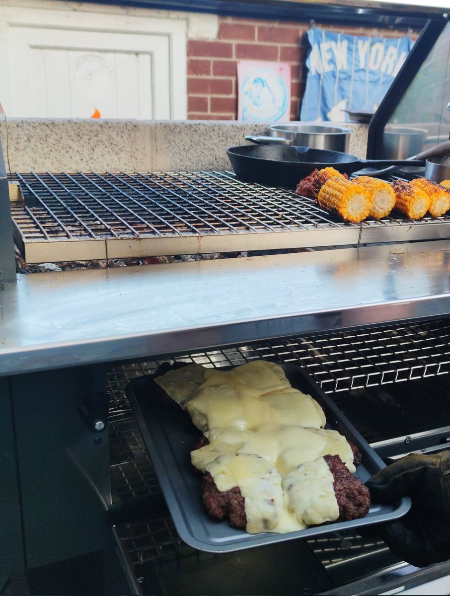The Big Dirty <a href="/OakridgeBBQ/">Oakridge BBQ</a> cheese #Burger knocked up on my <a href="/TrailblazerBBQ/">Trailblazer BBQ</a> alfresco 140 tonight! Homemade #pickles starting off the taste journey through mushrooms, cheese, #bacon, onion ring, mustard and ketchup!! 
Big and Dirty, the only way!
This is a #burger cooking machine!!
