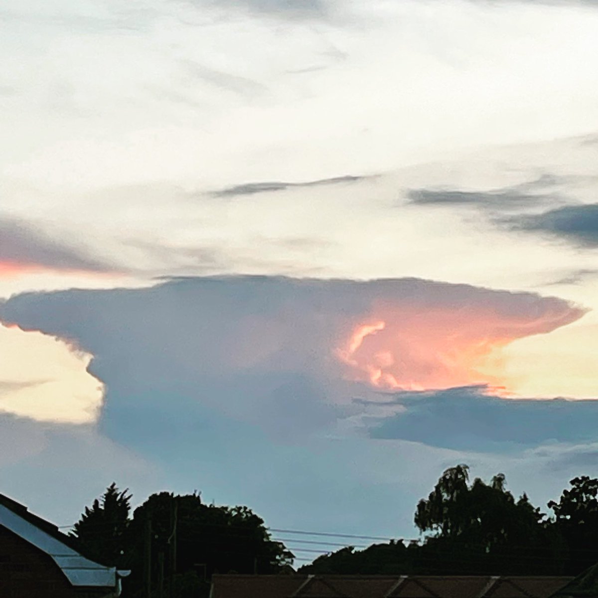 4c07daee8846436's tweet photo. A fair example of a cumulonimbus cloud taken from Ferndown this evening ⁦@Bournemouthecho⁩ https://t.co/cxWJyyLl5T