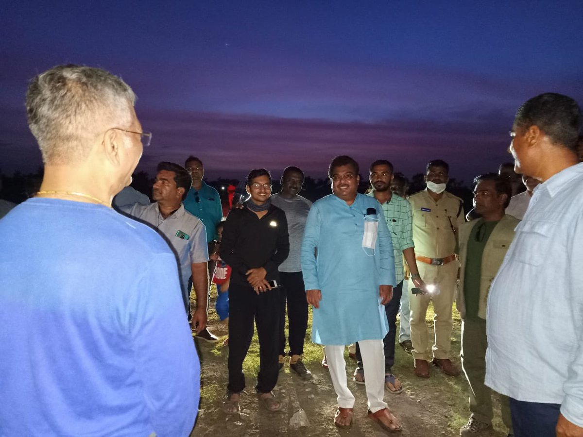 MBPatil's tweet photo. Vijayapura:A Socio-Economic-Environmental Success Story

ಹಲವು ರಾಷ್ಟ್ರಗಳ ಅರಣ್ಯ ಪ್ರದೇಶದಲ್ಲಿ  ಟೆಂಟ್ ಹಾಕಿ, ನಿಸರ್ಗದ ಮಡಿಲಲ್ಲಿ ಸಮಯ ಕಳೆಯುವಂತೆ ವಿಜಯಪುರದ ಭೂತನಾಳ ಕೆರೆಯ ಹತ್ತಿರ ಕರಾಡ ದೊಡ್ಡಿ ಮಾನವ ನಿರ್ಮಿತ ಅರಣ್ಯಪ್ರದೇಶದಲ್ಲಿ ಟೆಂಟ್ ಹಾಕಿ ಒಂದು ದಿನ ವಾಸ್ತವ್ಯ ಹೂಡುವ ವಿನೂತನ ಪ್ರಯೋಗಕ್ಕೆ ಇಂದು ಚಾಲನೆ ನೀಡಲಾಯಿತು. https://t.co/l9VM7Wr00U