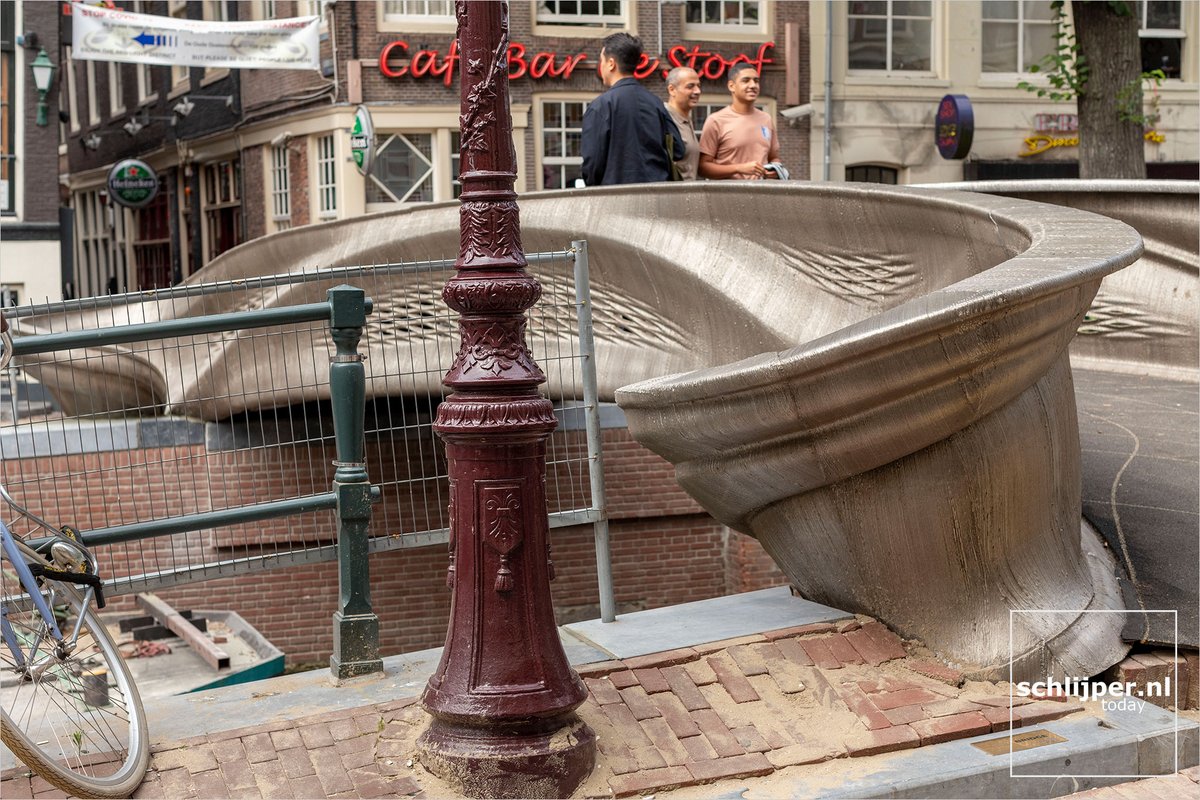 schlijper's tweet photo. 2/2
The first 3D printed bridge in the world is now fully functional at Oudezijds Achterburgwal, Amsterdam.
07.04.2018 14:21 #Amsterdam #3Dprintedbridge #3Dbridge #mx3dbridge #mx3d https://t.co/zBXpkjRKCt