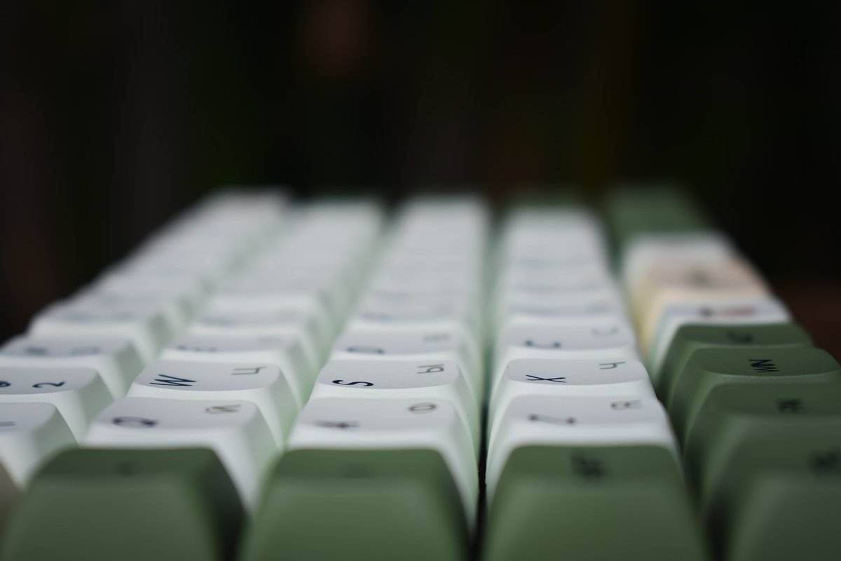 Sacaai's tweet photo. First custom build. #preonic matcha themed https://t.co/3MdQeQLo1K