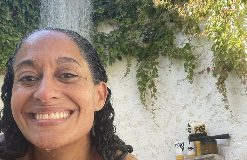 yahoolife's tweet photo. Tracee Ellis Ross shows off toned abs in green bikini: ‘This beautiful woman is such a vibe!’ https://t.co/DKeaCpRH3s https://t.co/u5GXrUuXtn
