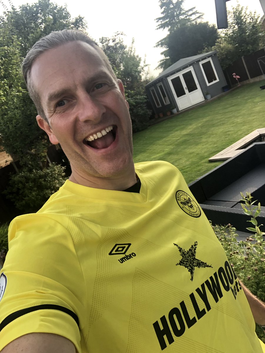 BigAlBee1010's tweet photo. @NickBruzon @premierleague @BrentfordFC Love it 😍🐝🐝🐝 https://t.co/qeDNtZsDbi