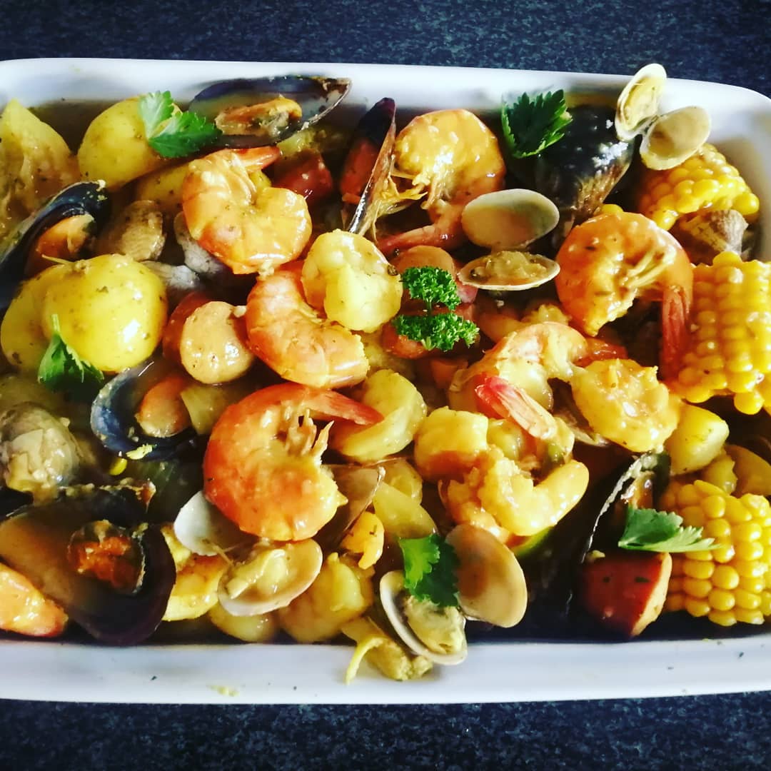 SirBrayneZA's tweet photo. So I made a SEAFOOD BOIL, what a way to spend a freezing Saturday. The buttery, creamy and hot suace claps so harder making a body even warmer. @PfareloMulondo
Come here and learn buddy! 🤣🤣
#BecomingChefSirBrayne #PrivateCook https://t.co/jV9uLoZOky