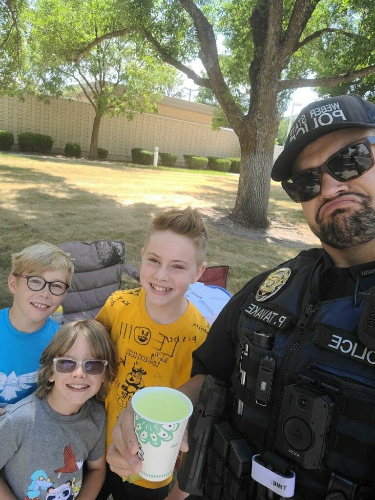 WeberStatePD's tweet photo. Weber State Police Officer Tavake representing!
#copsandlemonade #challenge
#weareweber #kaysvillepolicedepartment https://t.co/trYetAAUo0