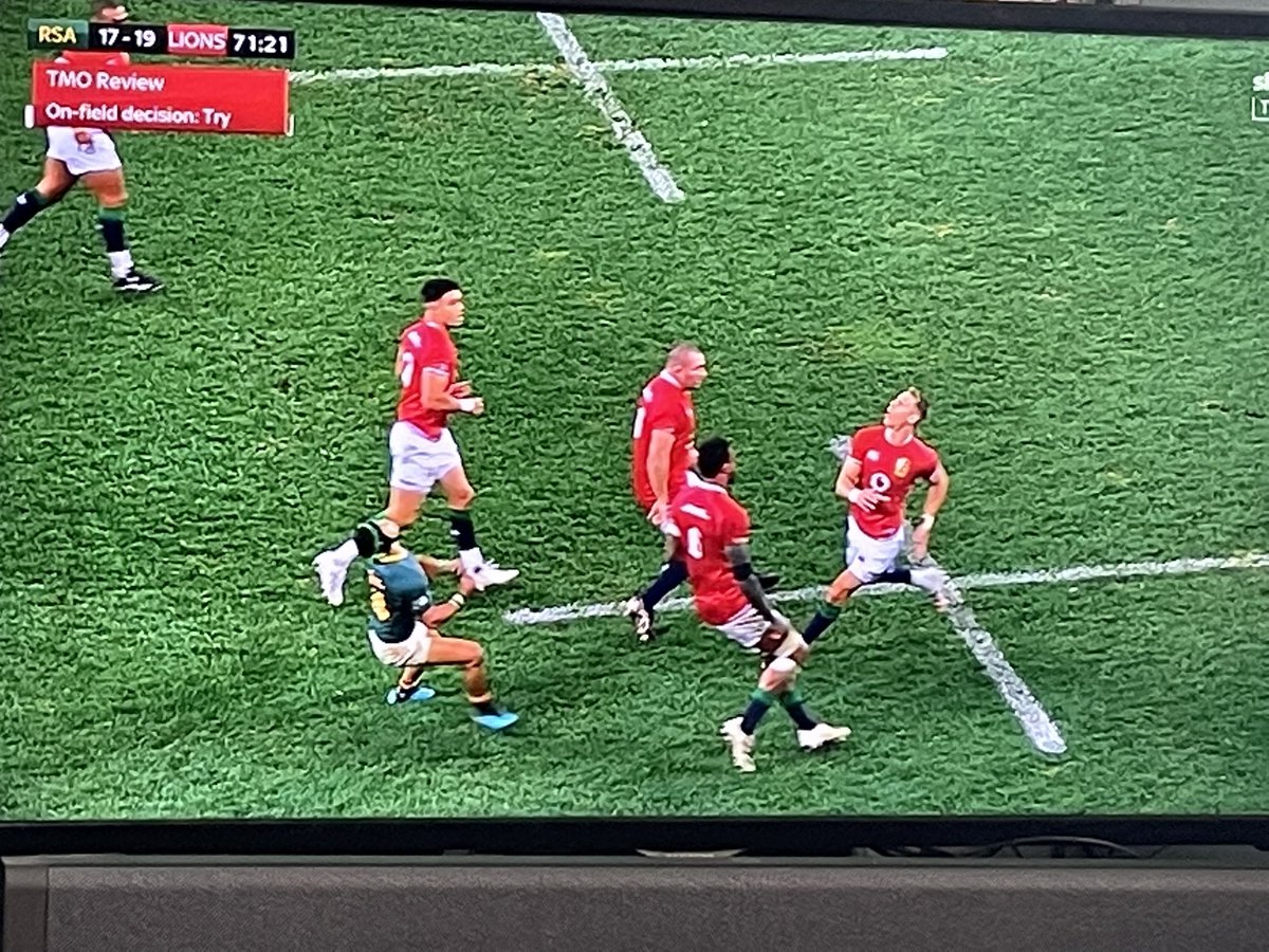 Terrible kit clash in the #LionsTour2021 for #1in12 struggling with colour blindness @colourblindorg