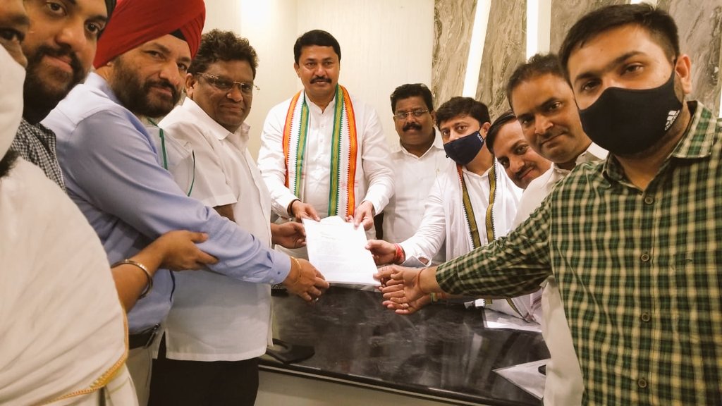 bobbyrenu's tweet photo. 'Sarkar Jagao Vanijya Bachao Sangharsh Samiti' formed in Nagpur by the traders to struggle in obtaining relaxations, especially for the most affected sectors, led by its convener Shri Dipen Agrawal &amp; I, as secretary met with Hon'ble Leaders submitted memorandum to review &amp; relax. https://t.co/52z8Ymkrqu