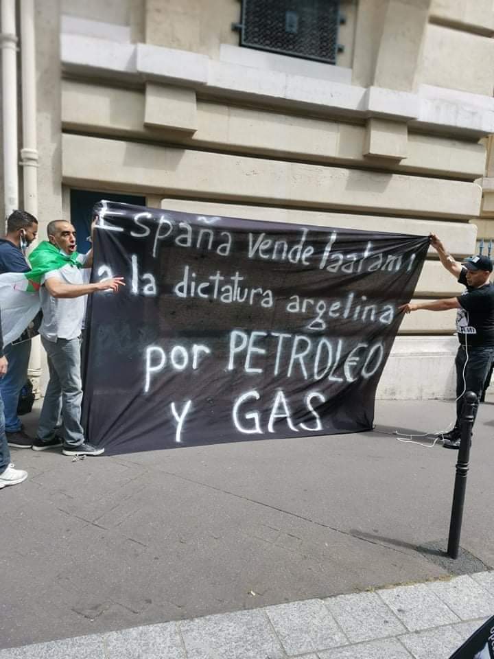 #Hirak #algeria #algerien
Picture of the day.
#Paris Protest against the handover of #BrahimLalami by the Spanish authorities to the Algerian regime.
#free_brahim_lalami