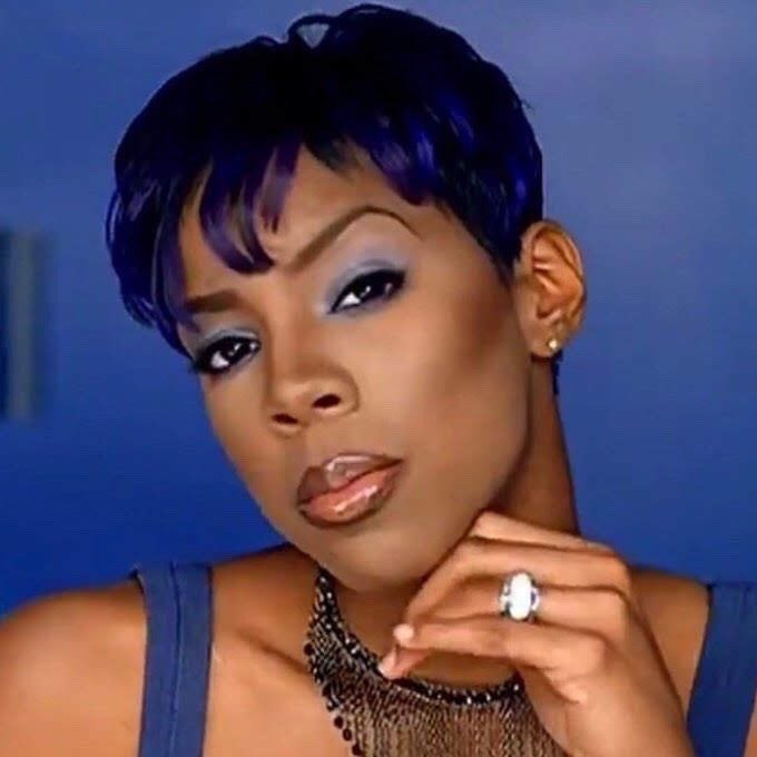 Kelly Rowland was serving FACE in the “Say My Name” music video.