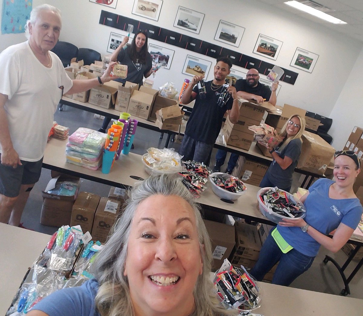 UWSN's tweet photo. We want to give a HUGE SHOUT OUT to our partners at @Cummins for building 400 move-in kits to help local homeless individuals! THANK YOU, Cummins, for giving back to our Southern Nevada community!
#helphopehome #volunteering #volunteers #volunteerlife https://t.co/2Pv5oS2jCz