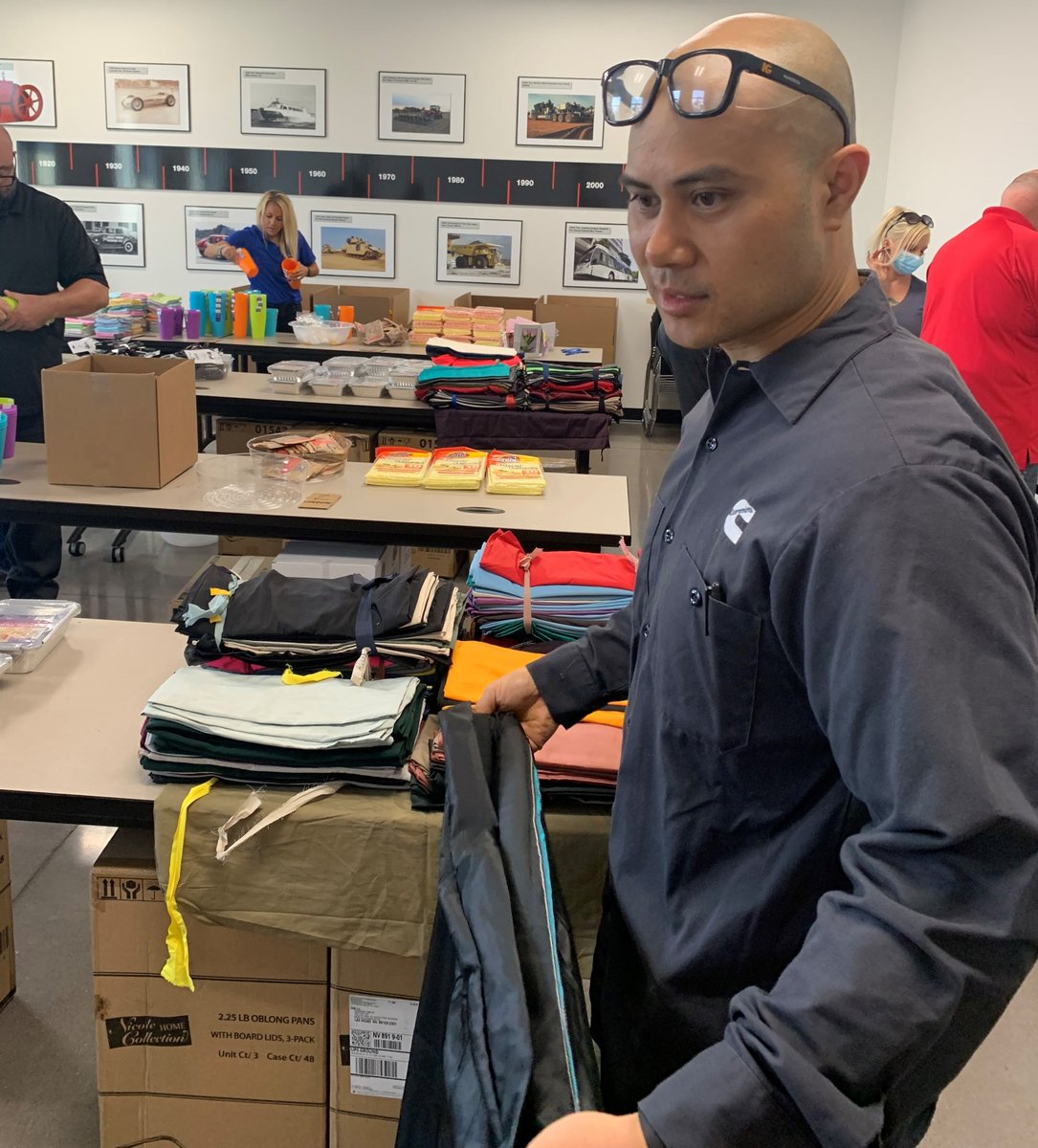 UWSN's tweet photo. We want to give a HUGE SHOUT OUT to our partners at @Cummins for building 400 move-in kits to help local homeless individuals! THANK YOU, Cummins, for giving back to our Southern Nevada community!
#helphopehome #volunteering #volunteers #volunteerlife https://t.co/2Pv5oS2jCz