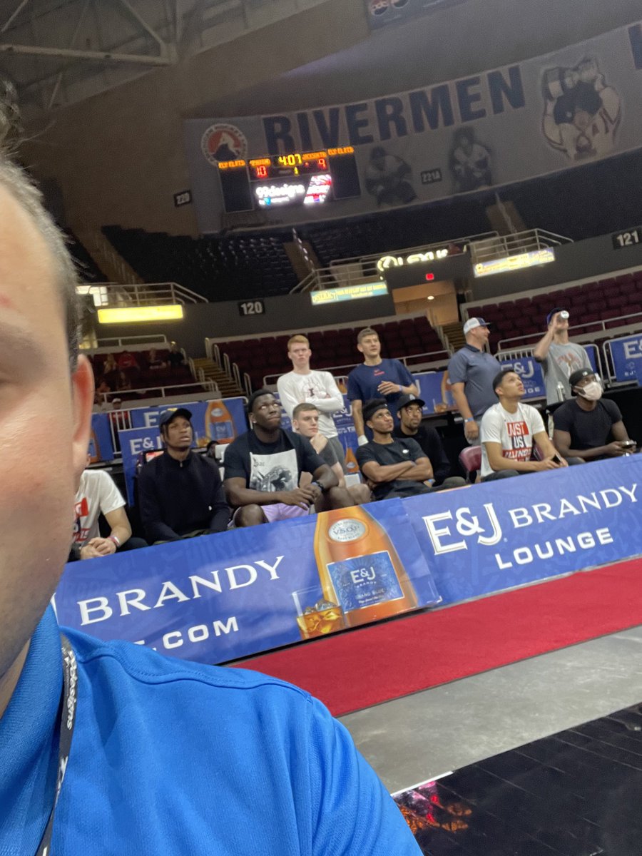 Some current #Illini supporting <a href="/IlliniTBT/">House of ‘Paign</a>