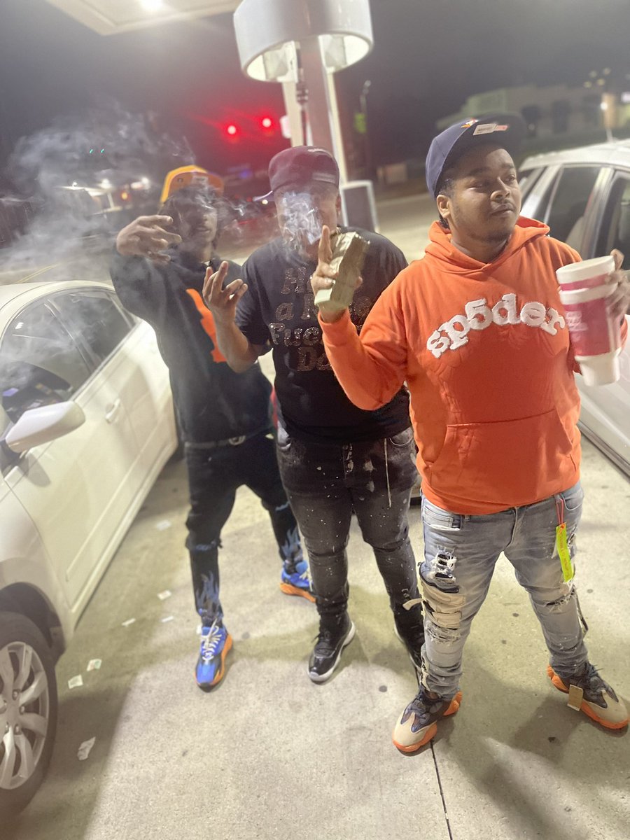 Jiigggaa's tweet photo. EveRy Nigga Round Me Having 🔃 Motion Like A Tight End 🏉 #EatRegardless 🍽 https://t.co/e14pVpLOng