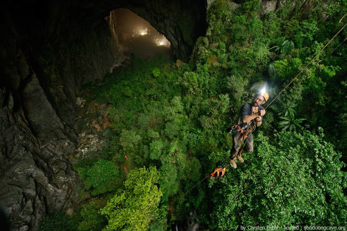 Bouteflikov's tweet photo. «Hang Son Doong», au Vietnam, est la plus grande grotte au monde. Un quartier de New York avec un bâtiment de 40 étages peut tenir a l'intérieur. Elle a sa forêt vierge, son écosystème, son microclimat, ses nuages, sa cascade/rivière. Elle fait jusqu’à 9km de long et 200m de haut https://t.co/AUGmGZgx7G