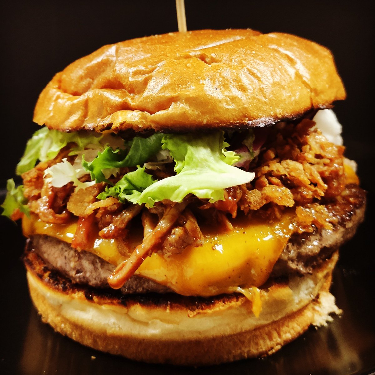 Quien se atreve a pasarse a nuestra gran "Big Boss": carne de angus, tomate, lechuga, cebolla frita, pullet pork, queso cheddar, salsa BBQ y salsa cheddar. 
Una hamburguesa difícil de zampar.