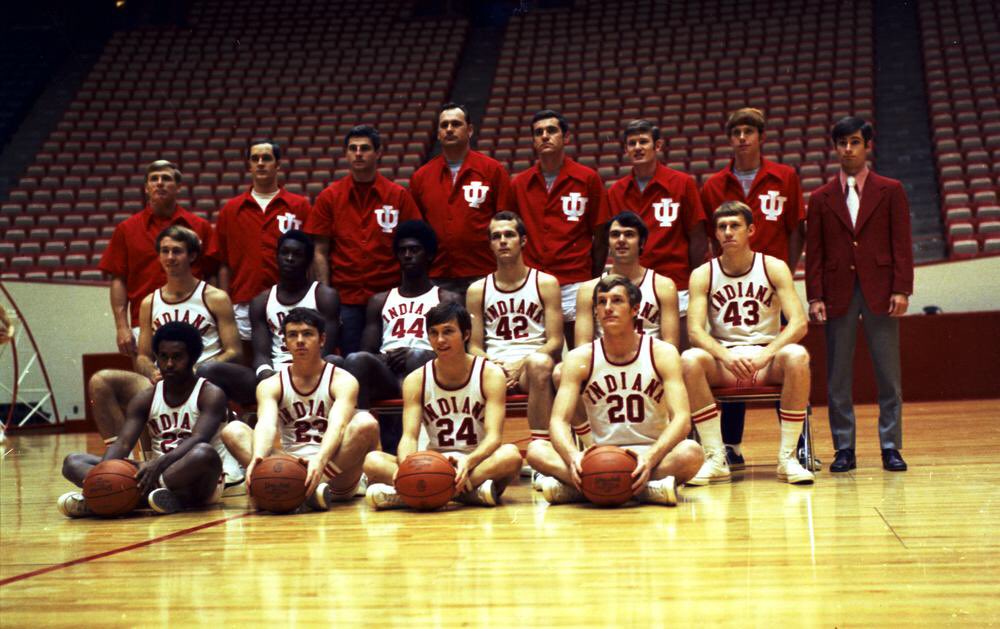 B89Adam's tweet photo. Bob Knight’s first team. 1971-72. Note the previous era’s uniforms. #iubb @IUArtifacts https://t.co/x8ist7w1Cc
