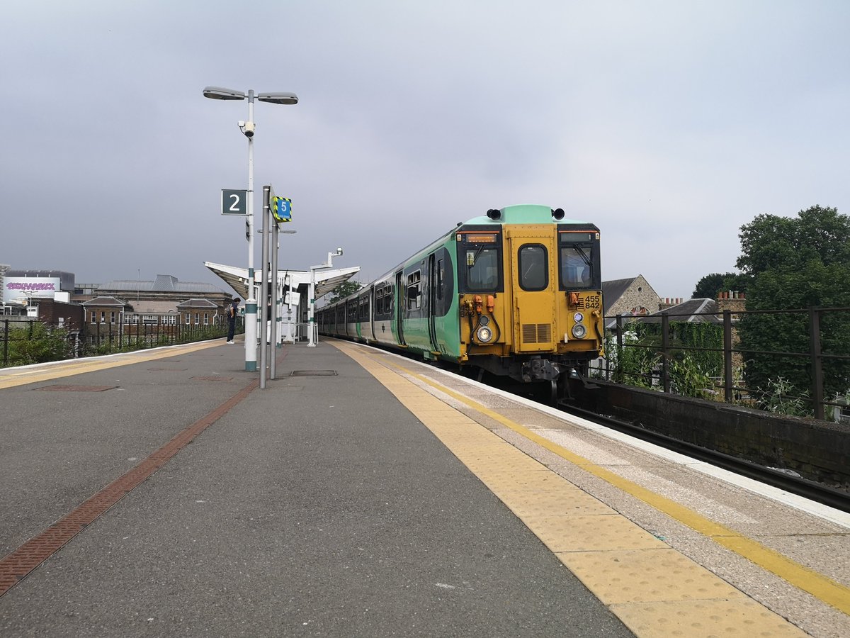 DownOnTheStour's tweet image. You know when I go to London there had to be some class 455 action 😍

Gave the SWR ones some love this time ✌️

Also had quite a happy train 😁🤣

#DispatchersOfTwitter #class455 #class707 #smile #trainphotography #railwayphotography #3rdrail #railtwitter @midland__london