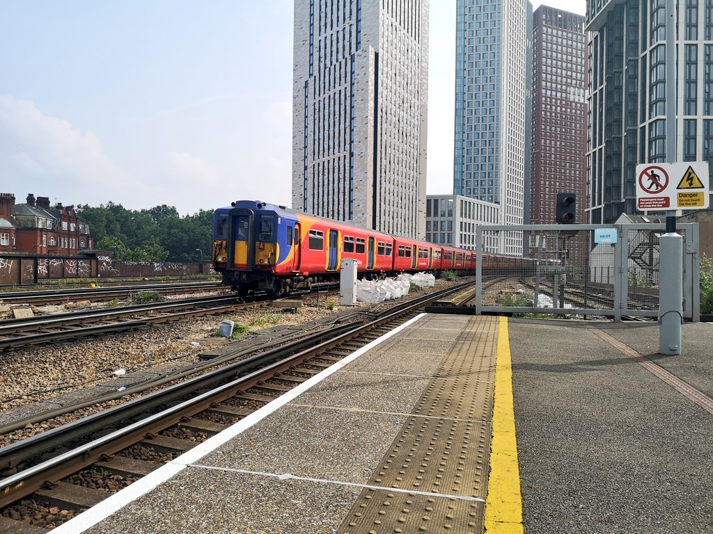 DownOnTheStour's tweet image. You know when I go to London there had to be some class 455 action 😍

Gave the SWR ones some love this time ✌️

Also had quite a happy train 😁🤣

#DispatchersOfTwitter #class455 #class707 #smile #trainphotography #railwayphotography #3rdrail #railtwitter @midland__london