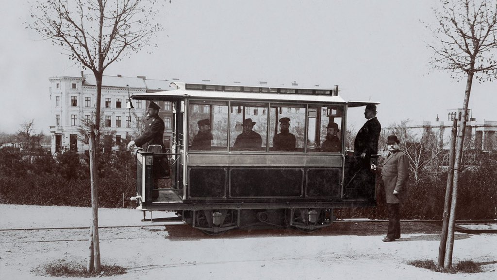 Первый трамвай 2. Трамвай Сименса 1881. Вернер Сименс трамвай. Первый трамвай в мире в Германии 1881 года.