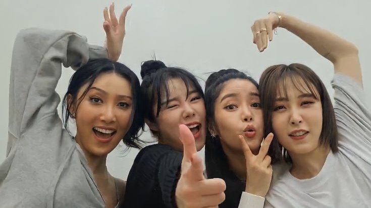 n_chaeyoung's tweet photo. herkes seni telefon bağımlısı sanıyordur ama sen onlara bağımlısındır https://t.co/SyV9o1XSGY
