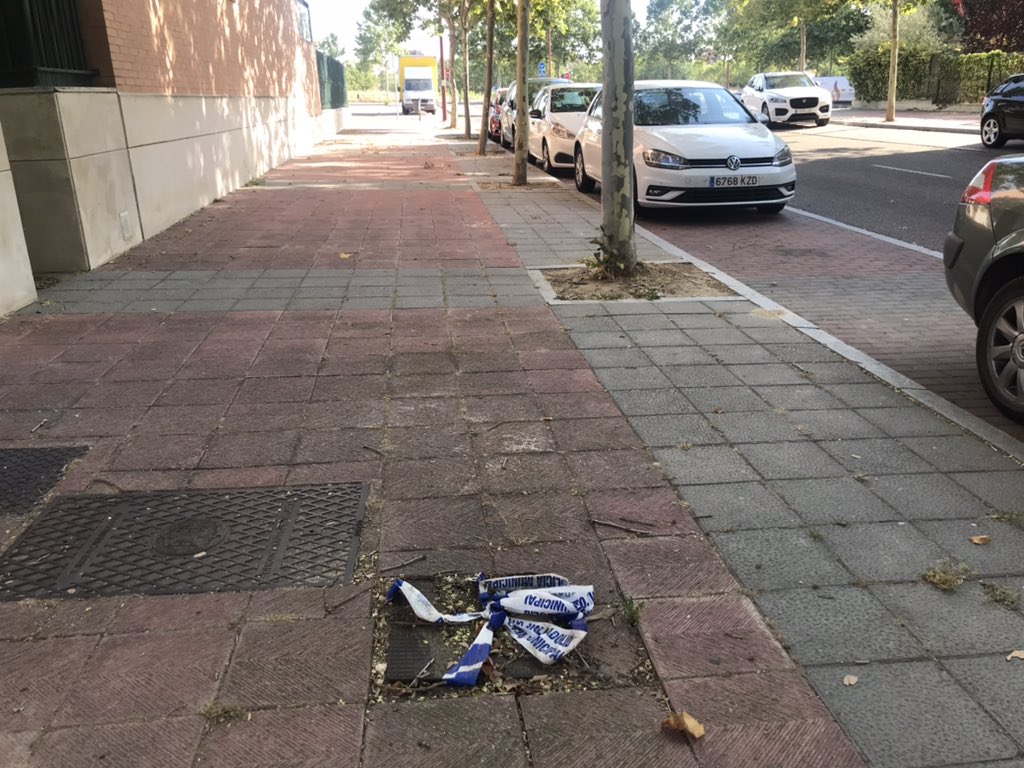 10 meses después y 8 llamadas al 010, seguimos en Monast. Sta. María de las Huelgas de Villa de Prado con 2 peligrosas zanjas en una zona de paseo de nuestros mayores y a escasos metros de un parque infantil. Espero que <a href="/oscar_puente_/">Óscar Puente</a> tome nota <a href="/AyuntamientoVLL/">Ayto. de Valladolid</a> es de vergüenza