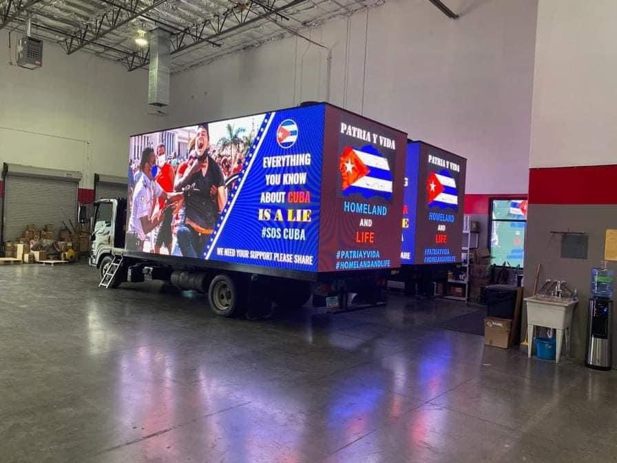norges14's tweet photo. 1) Camiones listos para salir por las calles de Las Vegas, Nevada, con mensajes contra la dictadura cubana y a favor de los manifestantes del #11JCuba. Las Vegas tiene una comunidad de cubanos que en los últimos 5 años ha crecido mucho.
#SOSCuba https://t.co/iuvQTnxeGn