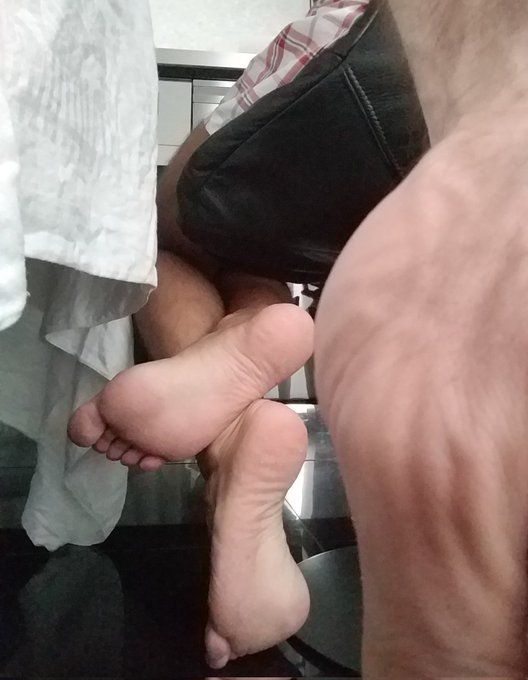 My barefeet under the table...👣😉 https://t.co/hFr4frzfTs https://t.co/a0gFa5MYRr