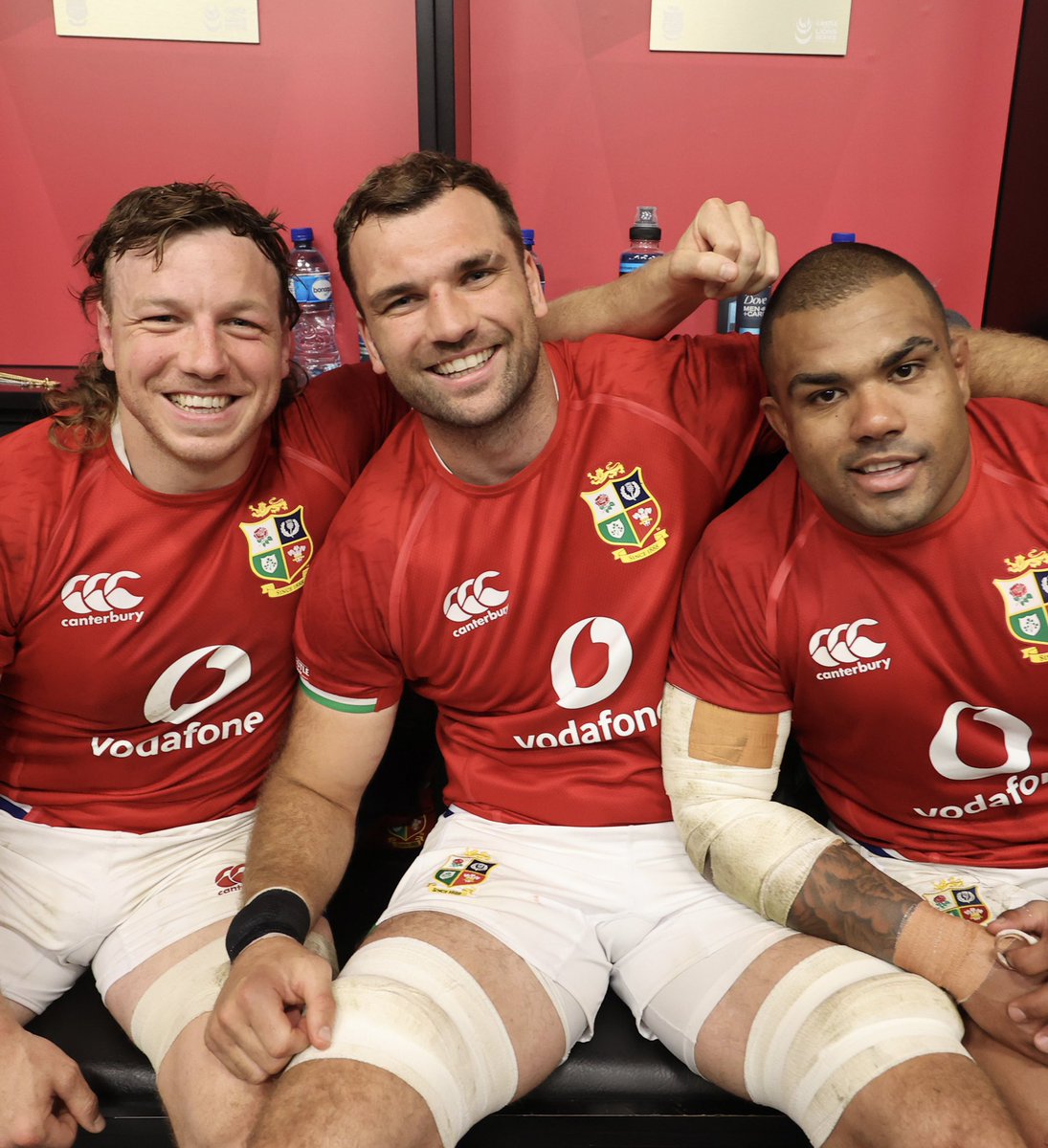 Munsterrugby's tweet photo. 🦁 A @LionsOfficial Test debut to remember for @LongDogBeirne with Conor Murray also helping to close out the victory as a fierce Lions fightback clinched the opening Test against the Springboks.

#LionsRugby #SUAF 🔴 https://t.co/VqU5q2k6mn