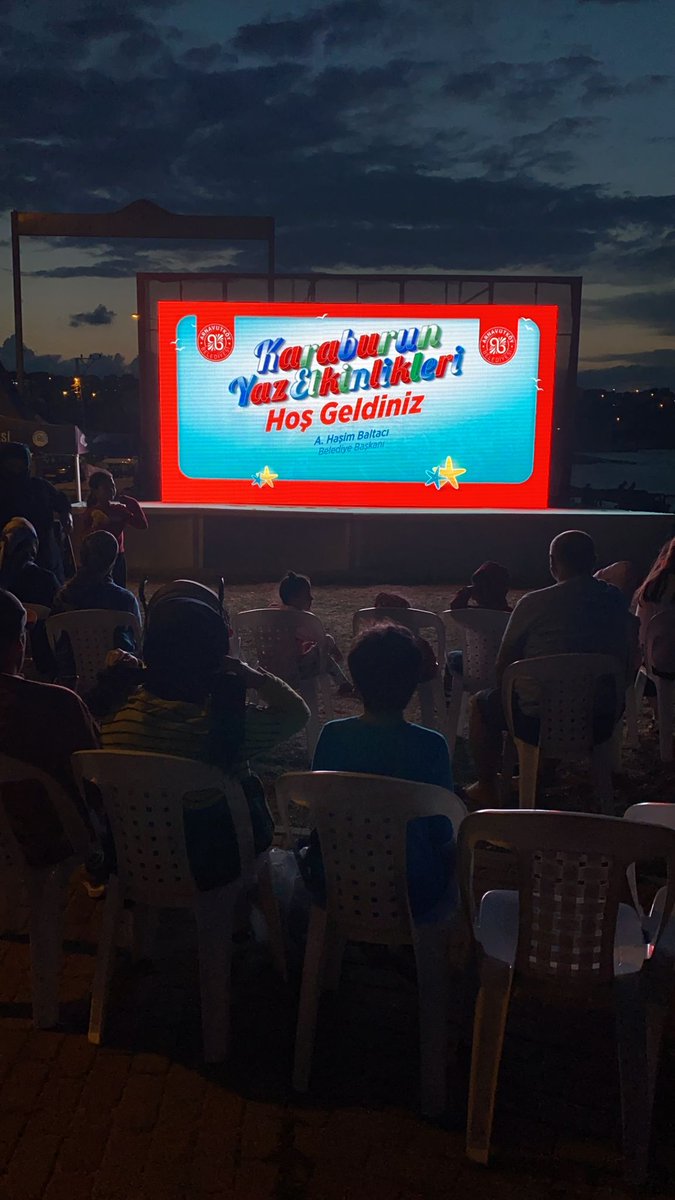 Arnavutköy Belediyesi'nin düzenlemiş olduğu Karaburun yaz etkinlikleri, açık hava sinema keyfi ile devam ediyor. 🍿

<a href="/ArnavutkoyBel/">Arnavutköy Belediyesi🇹🇷</a>

Etkinlik Takvimi↩
🎬 bit.ly/KaraburunEtkin…
