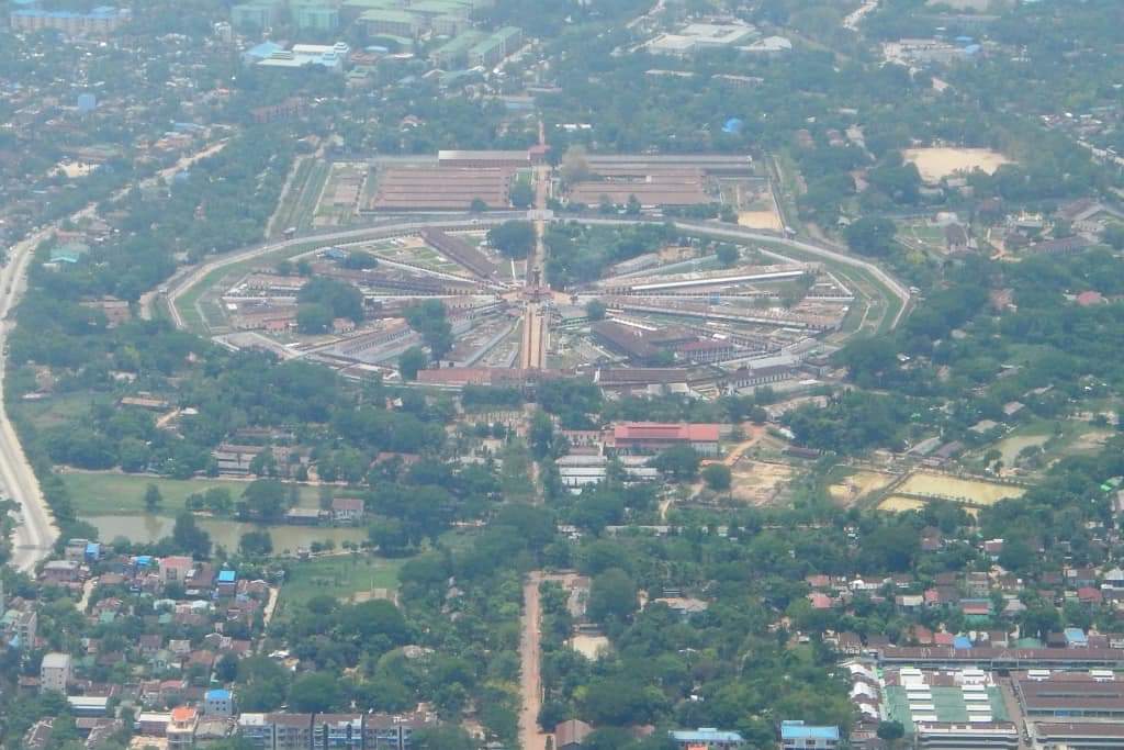 nadi_thurt's tweet photo. အင်းစိန်ထောင်တွင်း ဆန္ဒပြသူများကို စစ်တပ်ကအကြမ်းဖက်ပစ်ခတ်နှိမ်နင်း၊ အကျဉ်းသား ၂၀ ခန့် သေဆုံး ။
Approximately 20 being shot and killed in Insein prison by Myanmar military for protesting for getting basic  health care in prison.

Source : DVB https://t.co/FtaRfp1kG1