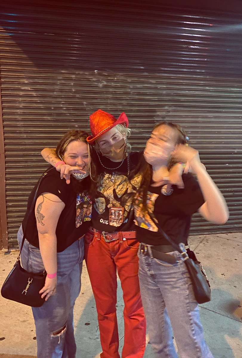 alanaheyy's tweet image. last night was a fever dream, love you besties!!! 🤍🤍🤍 #11YearsOf1D
