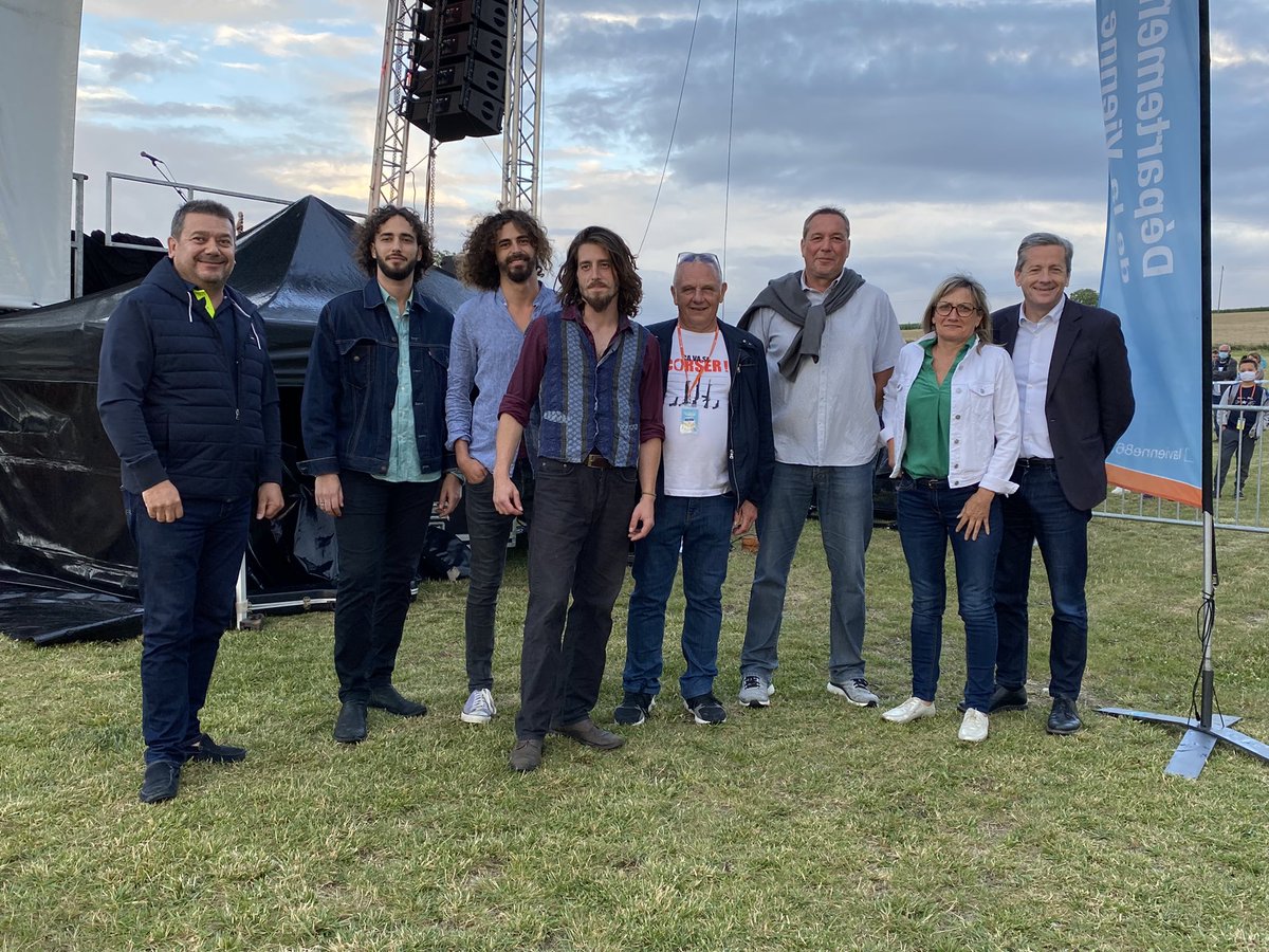 departement86's tweet photo. Photo souvenir avec le groupe #UnCut pour le dernier concert des Heures Vagabondes de la #Vienne édition spéciale « Scène locale » à #Chouppes ! 📸 https://t.co/Gt4uJ5Zs2W