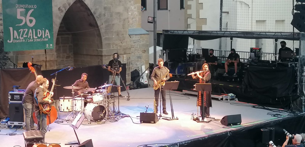 jazzaldia's tweet photo. Sekulako gau ederra espero dugu #TrinitatePlazan. Hasiera ezin hobea eman dio NaΓ―ssam Jalal & Rythms of Resistance boskoteak.
Noche especial y ambiente espectacular.
#jazz #56Jazzaldia #music #concert #uneak https://t.co/onfqpOzH0H