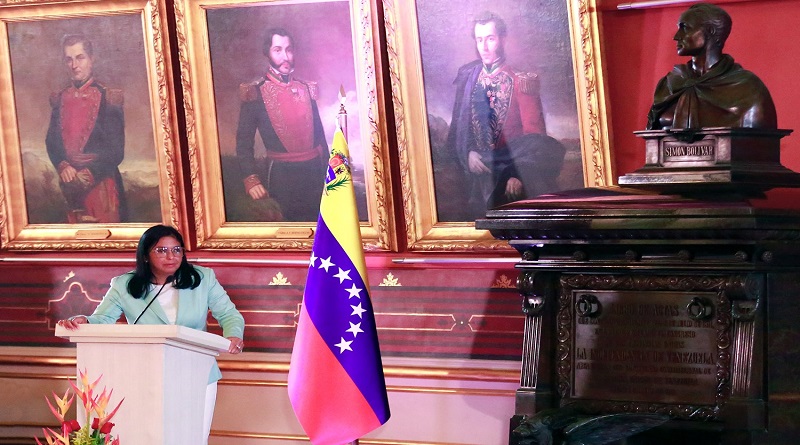 Delcy Rodríguez: El Padre Libertador nos convocó a comportarnos como un solo pueblo, un solo cuerpo y una sola nación para derrotar agresiones imperialistas

#BolívarInmortal

vtv.gob.ve/delcy-rodrigez…