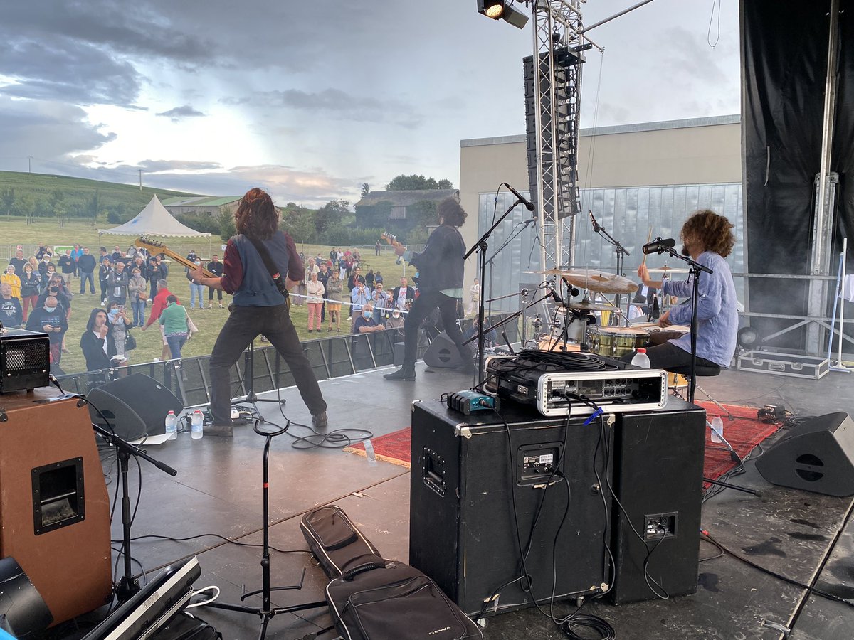 LHV86's tweet photo. .@AlainPichon86 ouvre le dernier concert des Heures Vagabondes édition spéciale « Scène locale » avec #UnCut à #Chouppes ! C’est parti pour une soirée qui décoiffe ! 🎸🎶 https://t.co/CLv5JRCA6r
