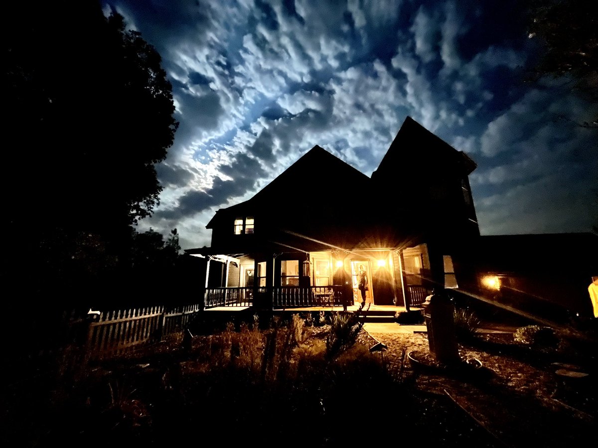blackirismanor's tweet photo. Midsummer moonbeam π π¦ photos by @carnivillain #gothmanor #nofilter #goldcountry https://t.co/rkWkdHPmNu