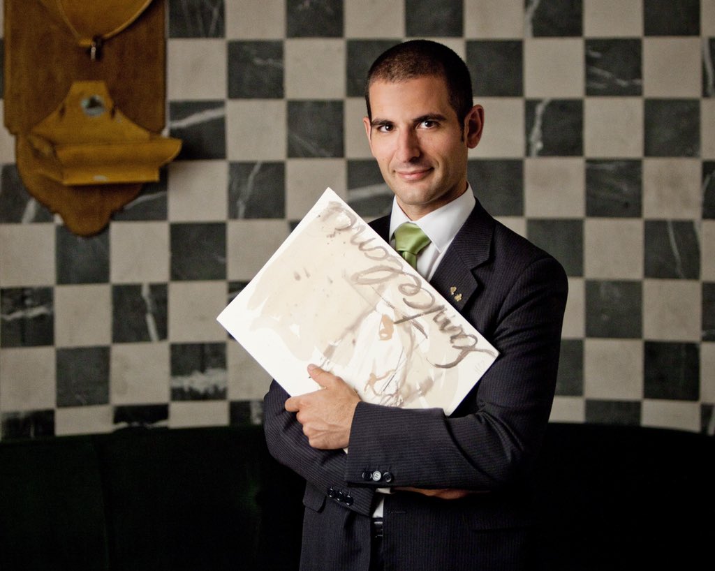 Esta foto significa mucho para mi, me ha acompañado muchos años, años brillantes junto a grandes profesionales, grandes personas, oficialmente desde esta semana termina lo que quedaba de mi vinculación con la casa que ha sido todo para mí durante estos largos 20 años