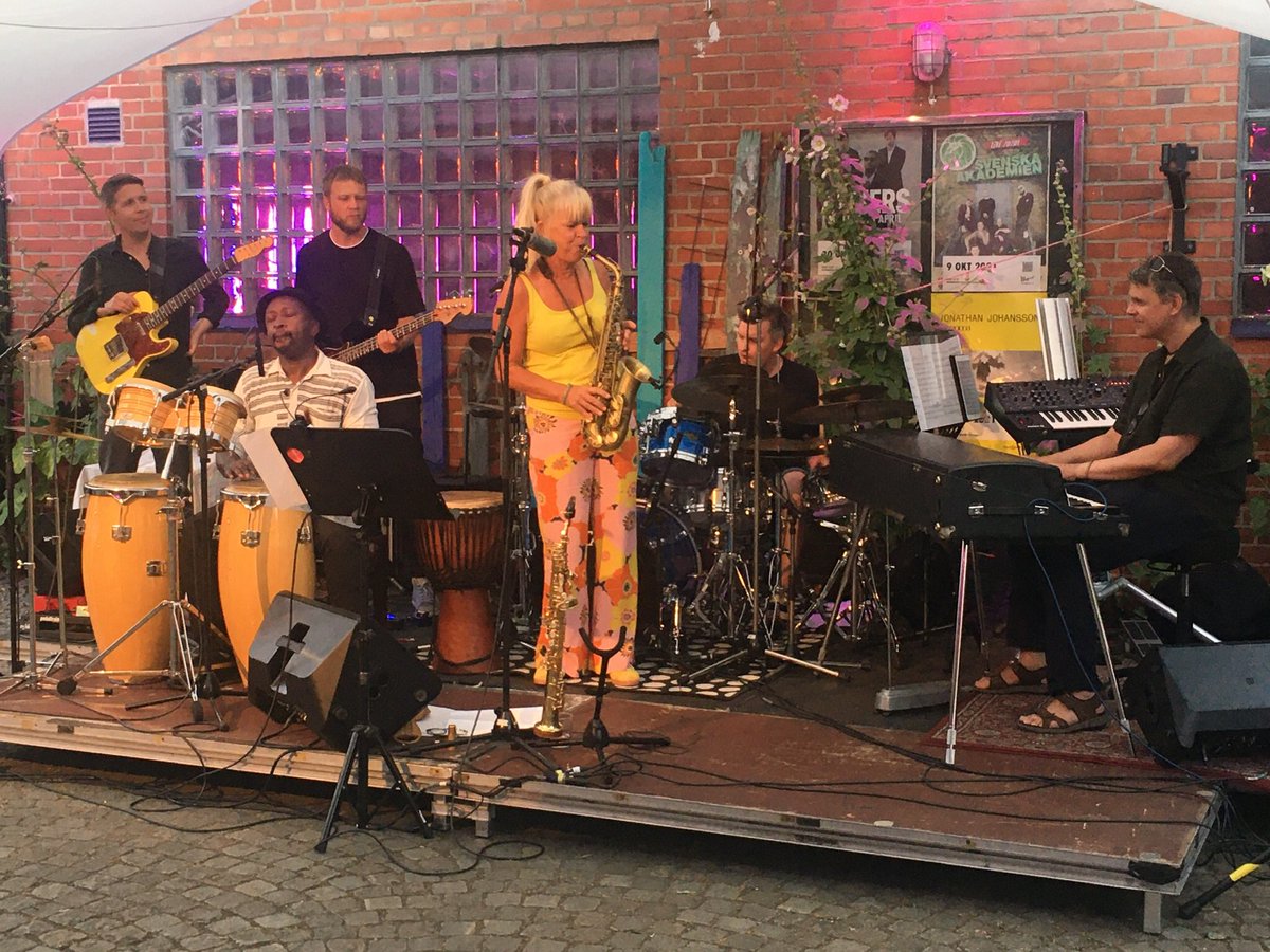 Och jag var där. Äntligen livemusik. Sofi Hellborg med Konkarong. Underbart!