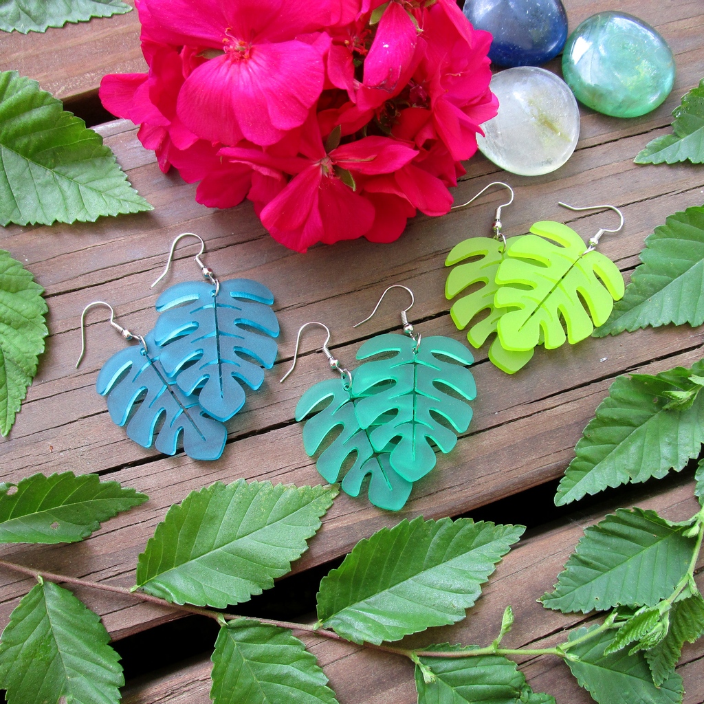 Definitely rising to the top for #summer are these #Monstera Leaf Dangle Earrings! 💚 
itsjustsoyou.com/product/big-tr…
#monsteraleaf #summerjewelry #summerearrings #beachtime #beachwear #summervibes #handmadeearrings #earrings #green #greenjewelry #leafjewelry #summer