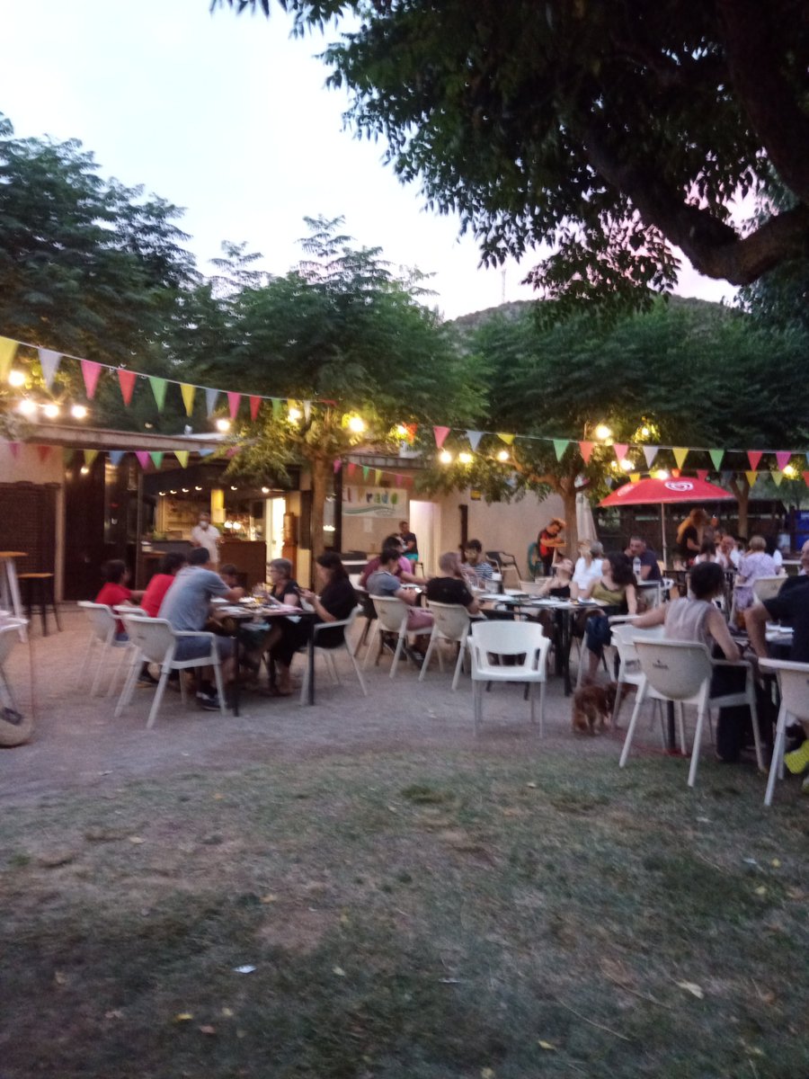 areveurecat's tweet photo. Darrera nit d'aquest #ARenfamília. L'àrea d'AC de Sant Esteve de Llitera (que està molt bé) ens rep amb un ambient de festa i concert que ens encanta! No podíem tenir millor comiat! #yescapa #EscapadaAR https://t.co/F1J7m93bxd