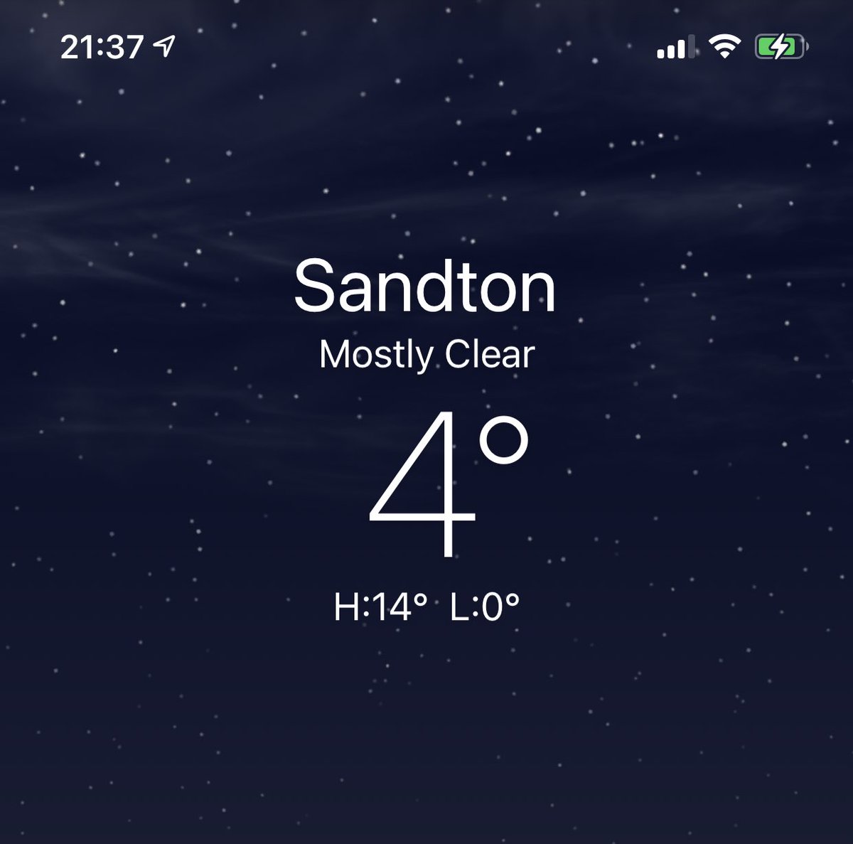 bozzie_t's tweet image. Gas heater is such a saviour. I hope #get2getherexperience has a decent DJ lined up, I just poured a full glass.