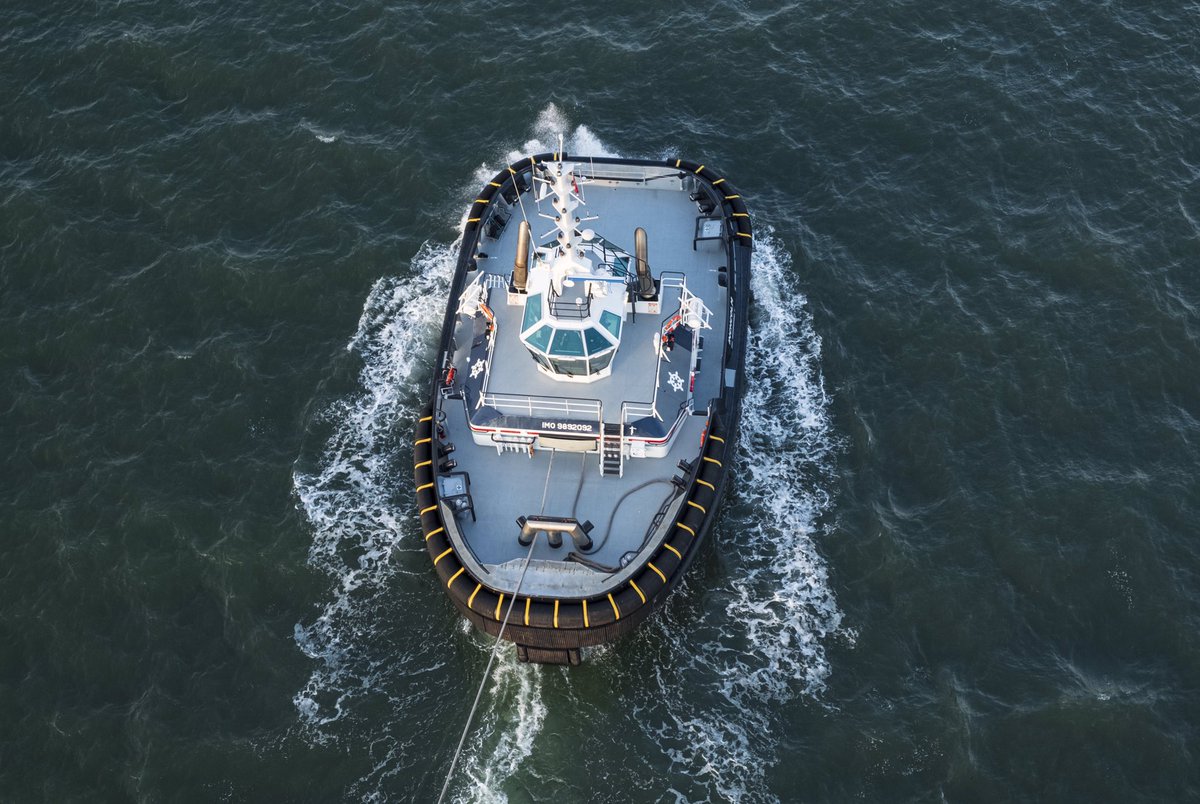 The <a href="/ForthPilots/">Forth Pilots</a> pilot boat Forth Puma, and tugs Dalmeny and Inchcolm at work.