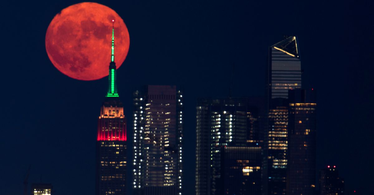 U.S. wildfires turn full moon orange reut.rs/2Wmdtt3