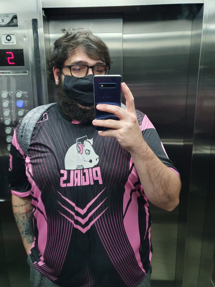 bis23's tweet photo. Alo @ orgs de esports, aprendam com a @CaasoPigirls que não é difícil de fazer uniforme tamanho grande. https://t.co/ll5uq2kr2w